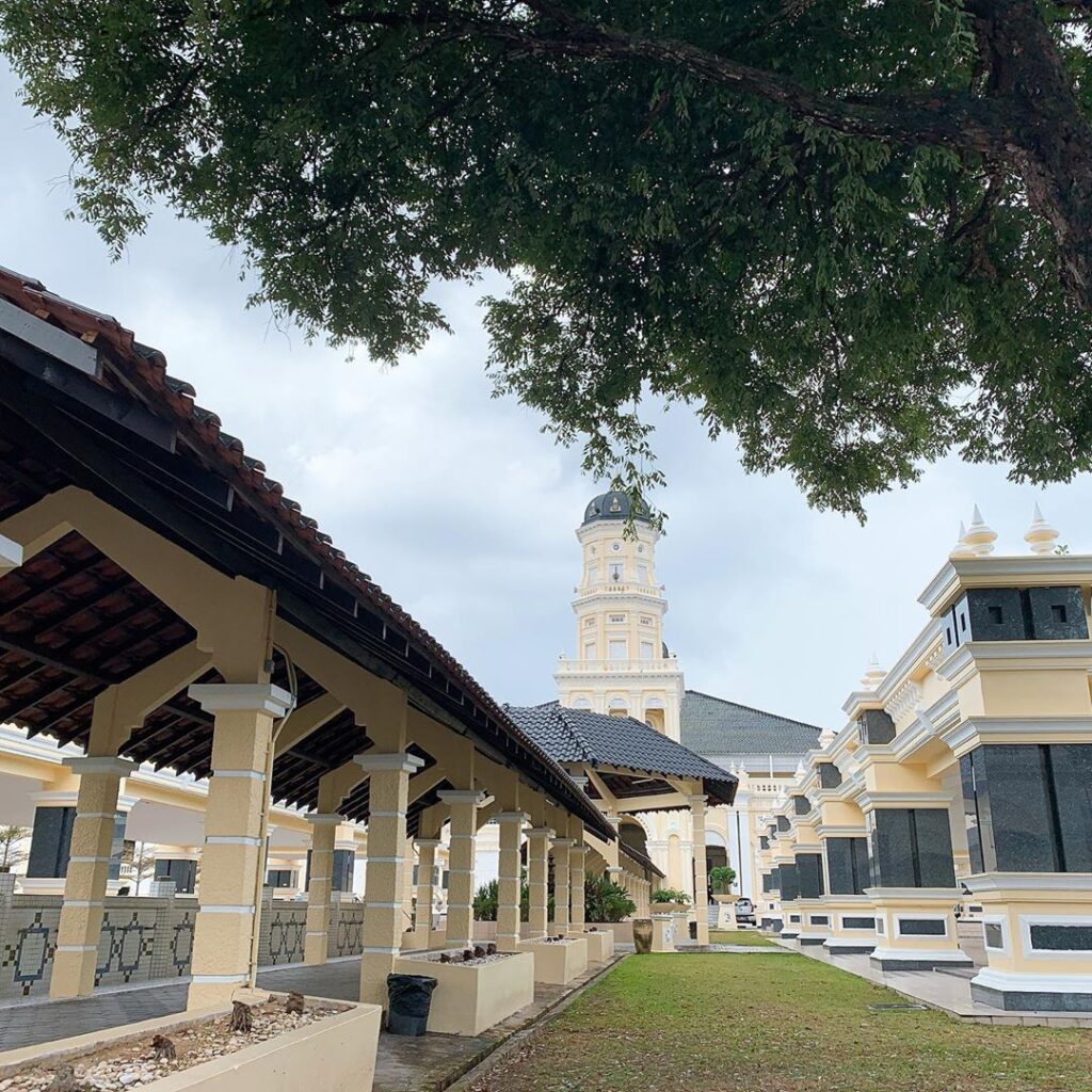 Sultan Abu Bakar Mosque: A Majestic Blend of Victorian and Moorish Architecture in Johor Bahru